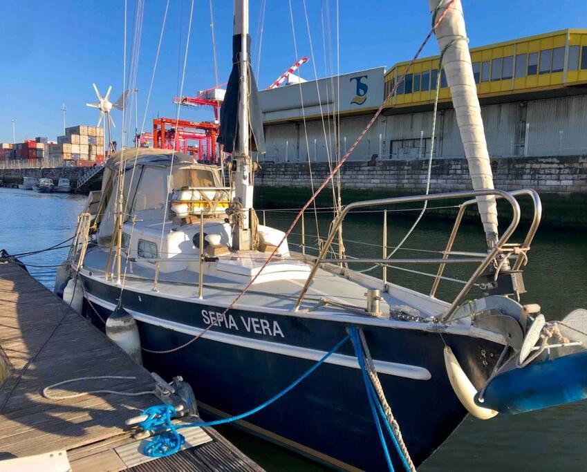 Cozy Lisbon Marina Sleepaboard - Sail Away Hotel Exterior photo
