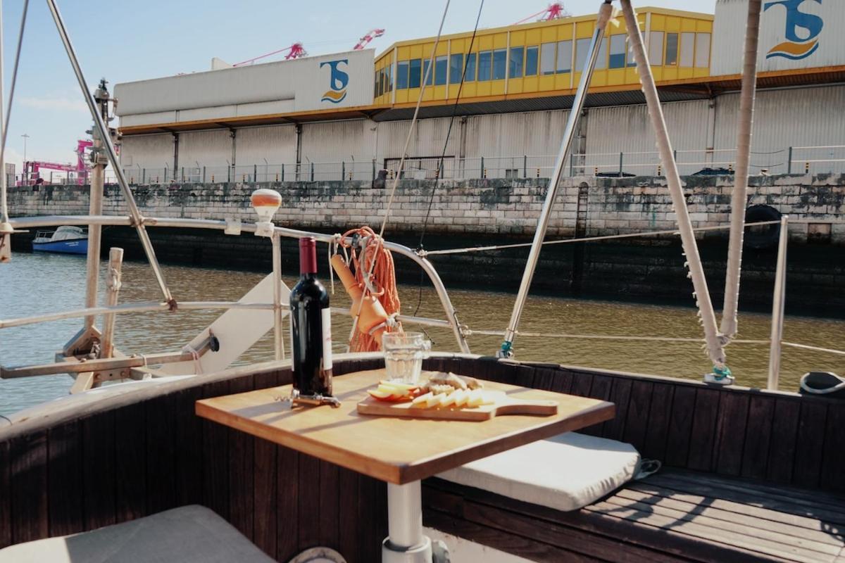 Cozy Lisbon Marina Sleepaboard - Sail Away Hotel Exterior photo
